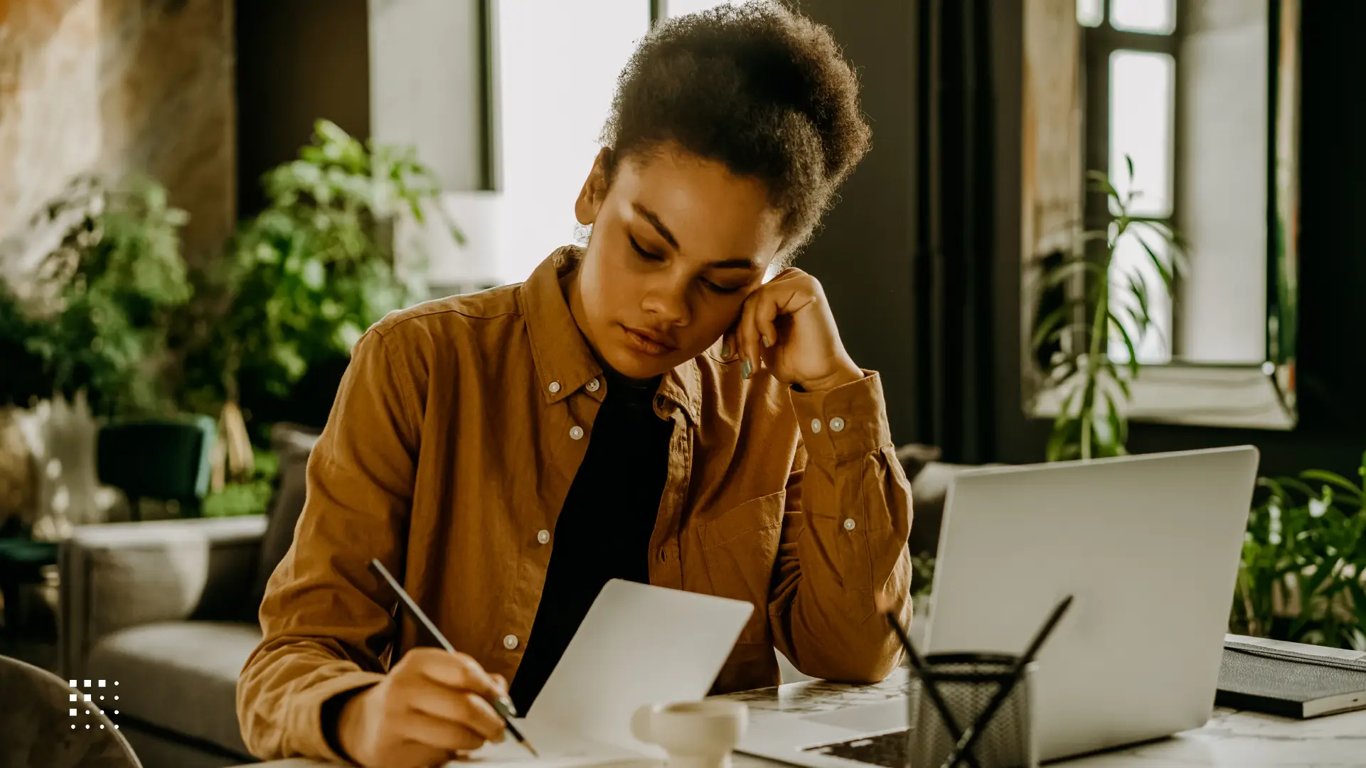 An influencer digital nomad selecting their niche for content creation.